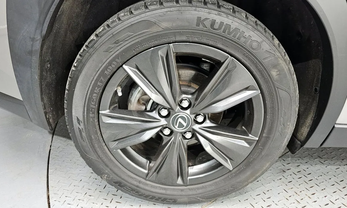 Фото 5 - Lexus UX