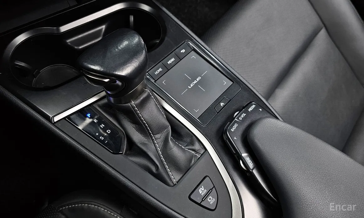 Фото 9 - Lexus UX