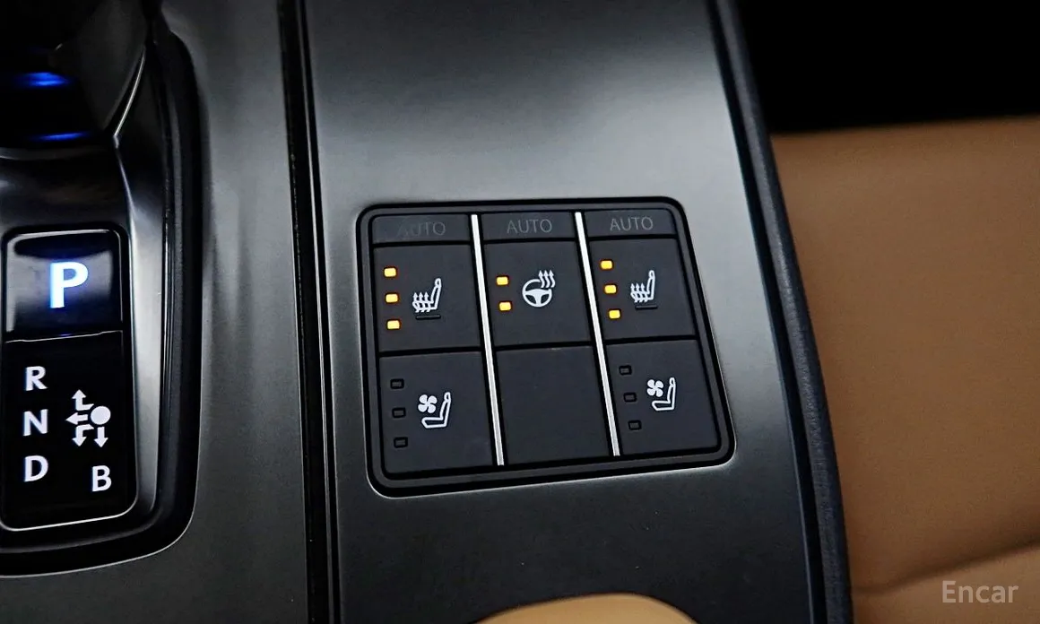 Фото 14 - Lexus UX