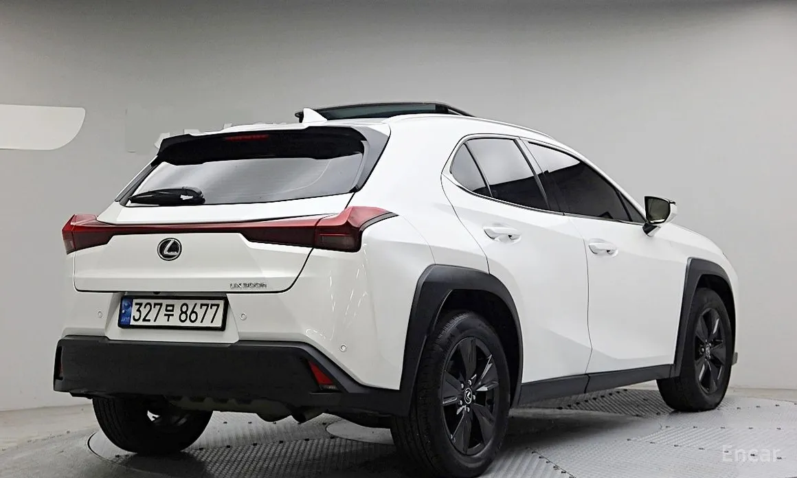 Фото 2 - Lexus UX
