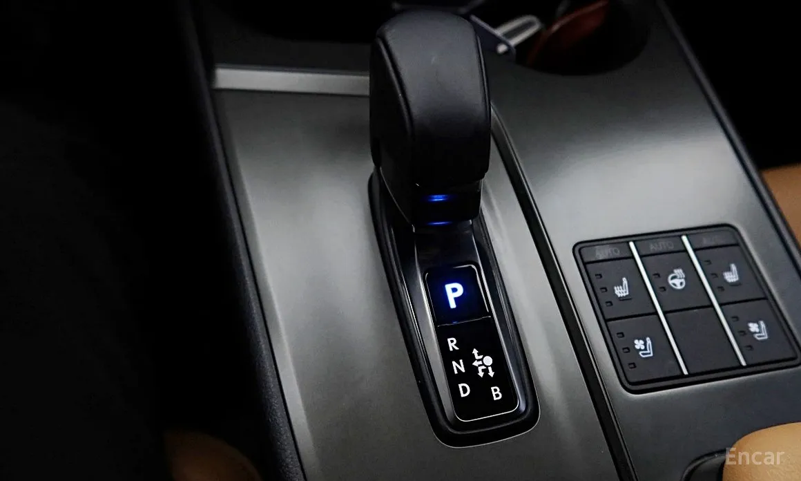 Фото 9 - Lexus UX