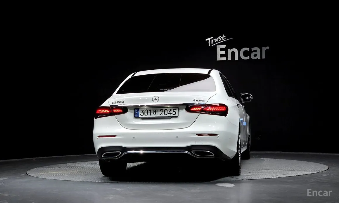 Фото 4 - Mercedes-Benz E-Class