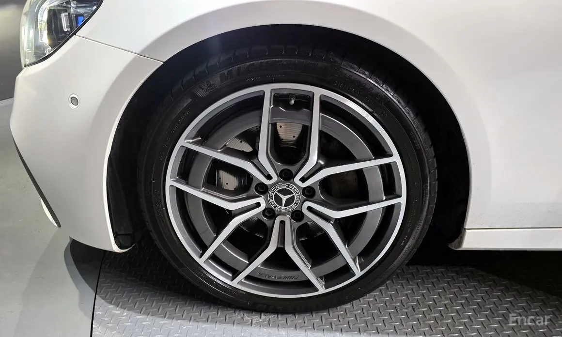 Фото 5 - Mercedes-Benz E-Class