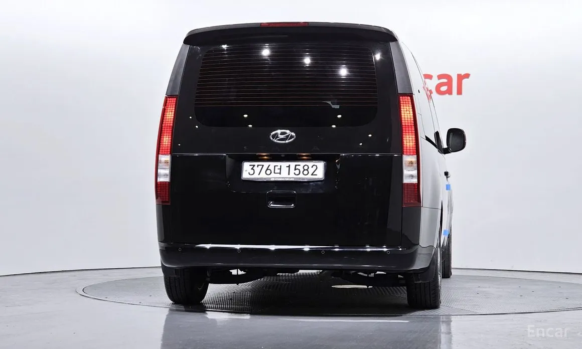 Photo 4 - Hyundai Staria