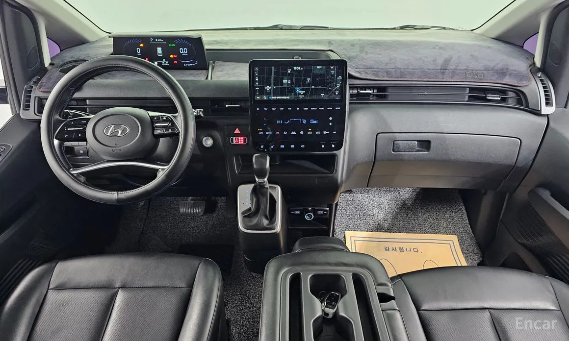 Photo 7 - Hyundai Staria