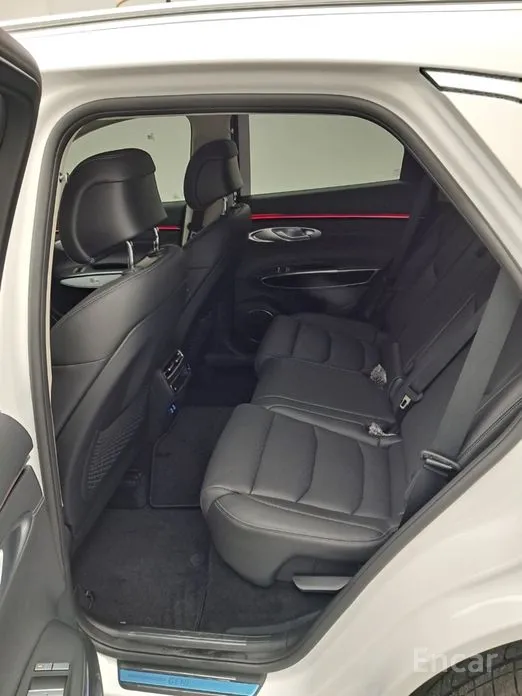 Фото 10 - Genesis GV70