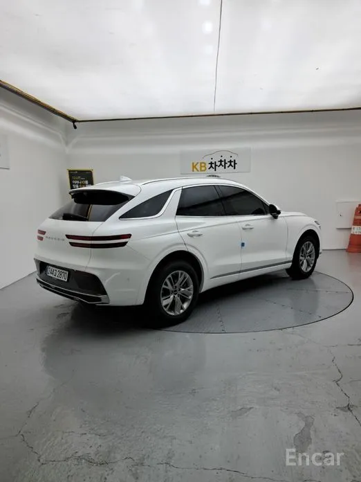 Фото 2 - Genesis GV70
