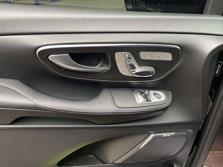 Фото 7 - Mercedes-Benz V-Class