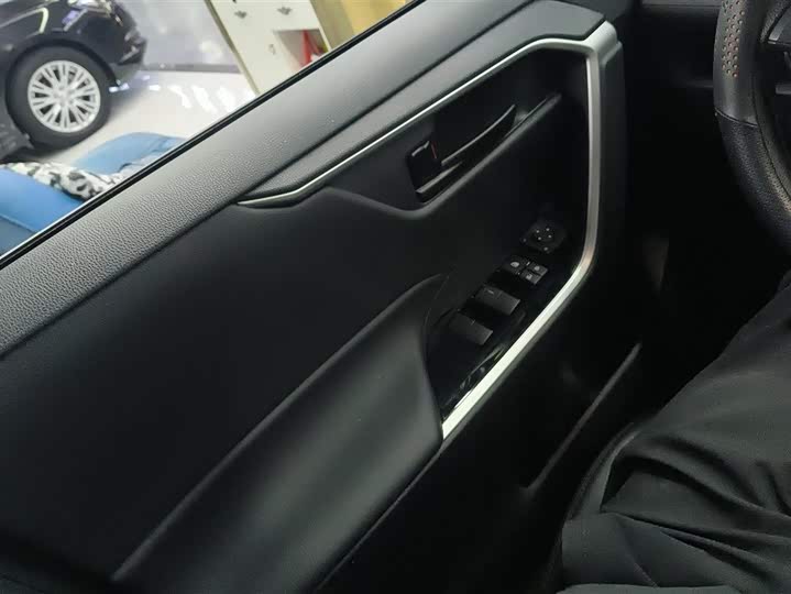 Фото 7 - Toyota RAV4