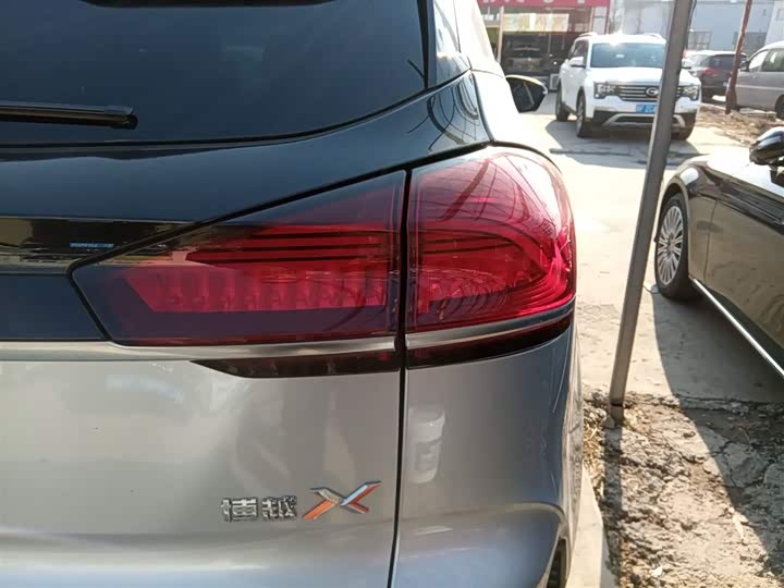 Фото 8 - Geely Atlas