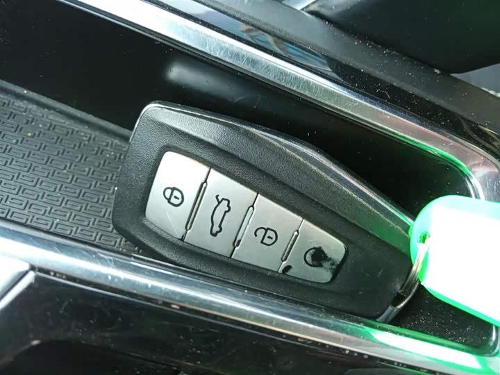 Фото 9 - Geely Atlas