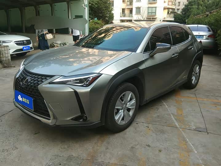 Фото 1 - Lexus UX