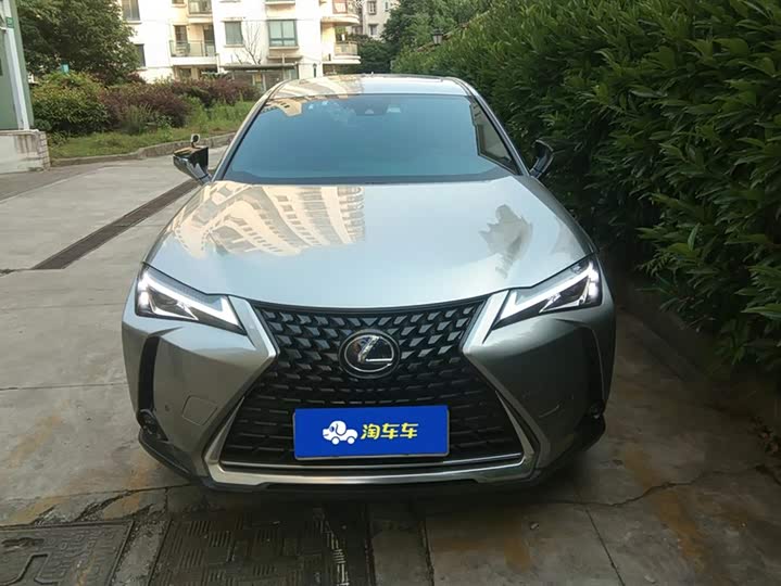 Фото 2 - Lexus UX