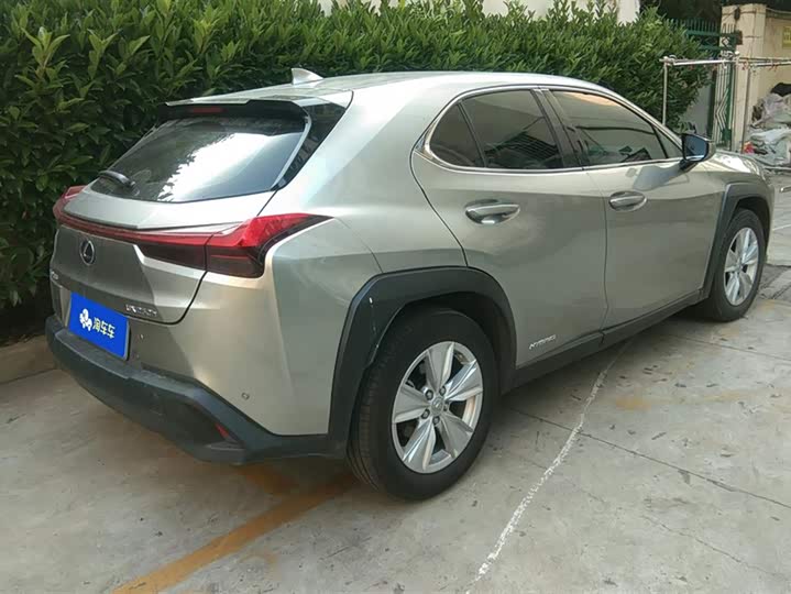 Фото 3 - Lexus UX