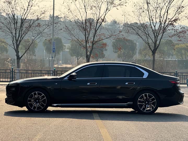 Фото 2 - BMW 7 Series