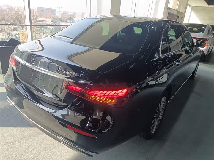 Фото 7 - Mercedes-Benz E-Class