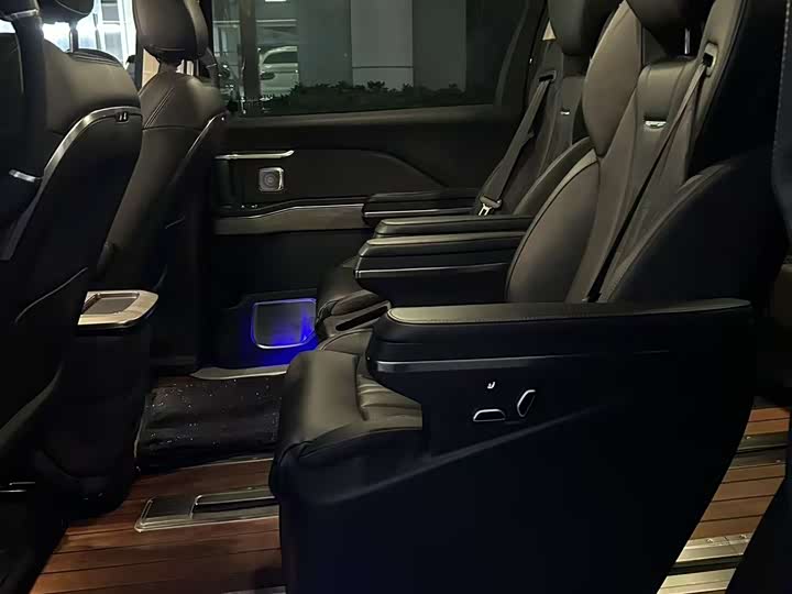 Фото 4 - Hongqi HQ9