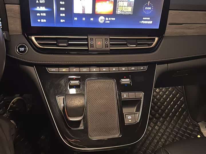 Фото 7 - Hongqi HQ9