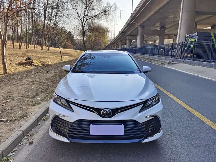 Фото 2 - Toyota Camry