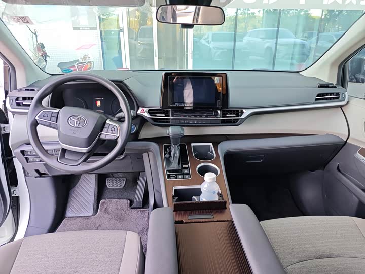 Фото 4 - Toyota Sienna