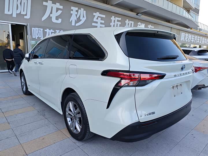 Фото 9 - Toyota Sienna