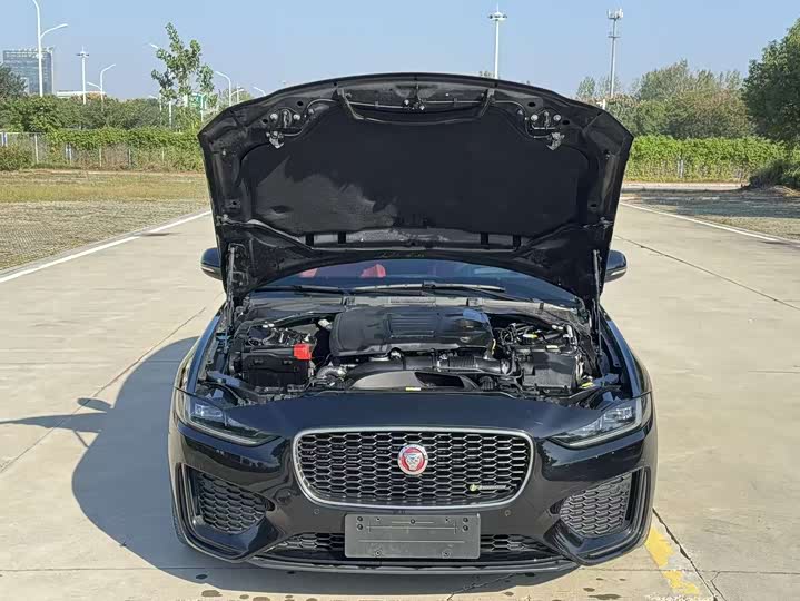 Фото 2 - Jaguar XE L