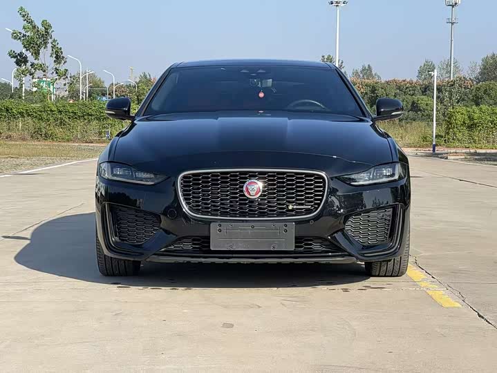 Фото 3 - Jaguar XE L