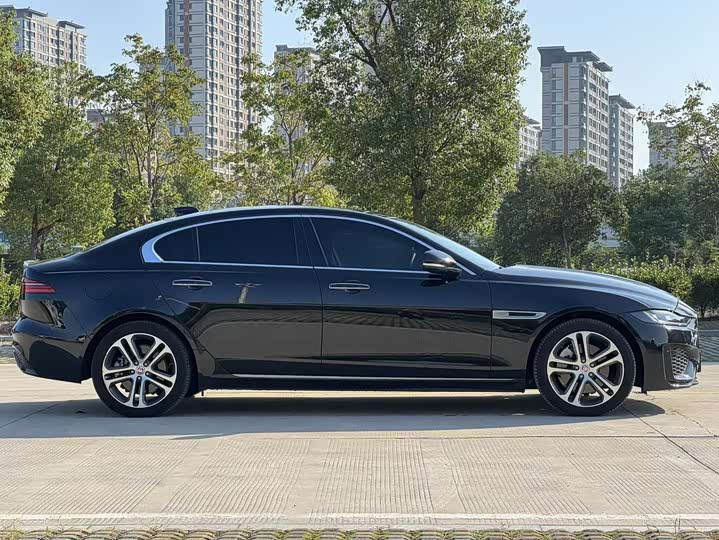 Фото 4 - Jaguar XE L