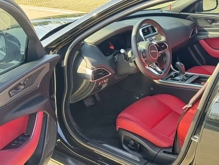 Фото 9 - Jaguar XE L