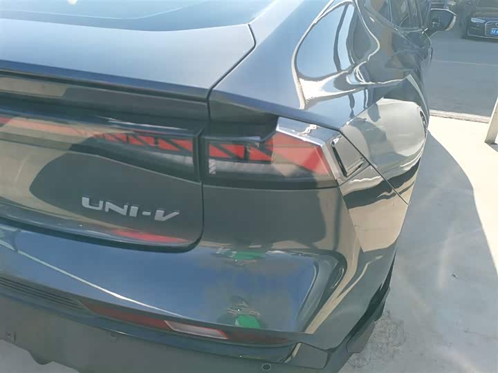 Фото 8 - Changan UNI-V