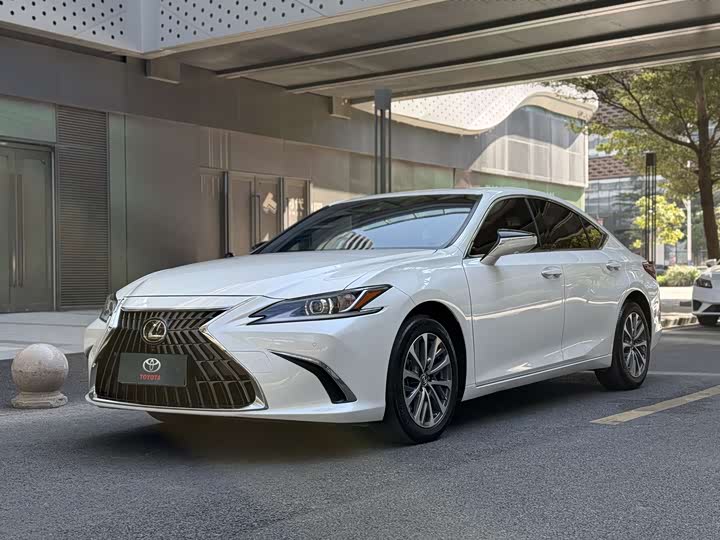 Фото 1 - Lexus ES