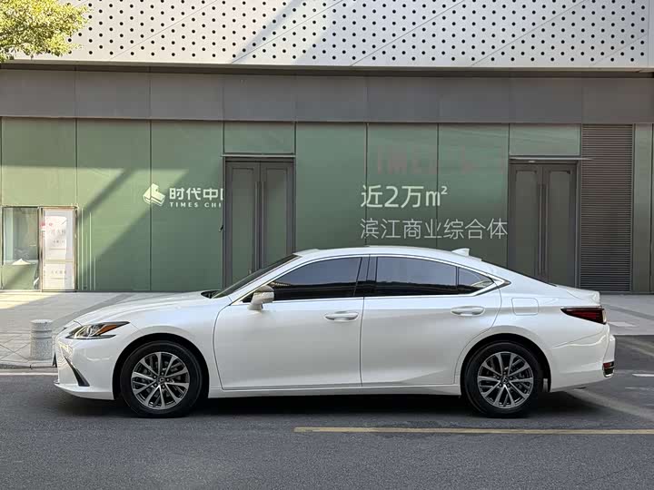 Фото 3 - Lexus ES
