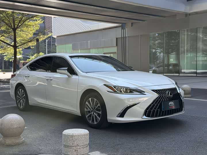 Фото 4 - Lexus ES