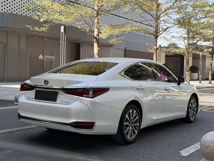 Фото 5 - Lexus ES