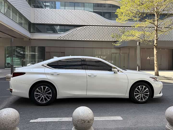 Фото 7 - Lexus ES