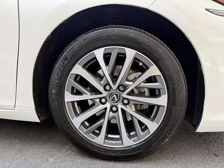 Фото 8 - Lexus ES