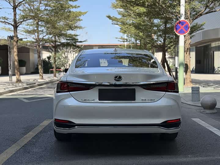 Фото 9 - Lexus ES