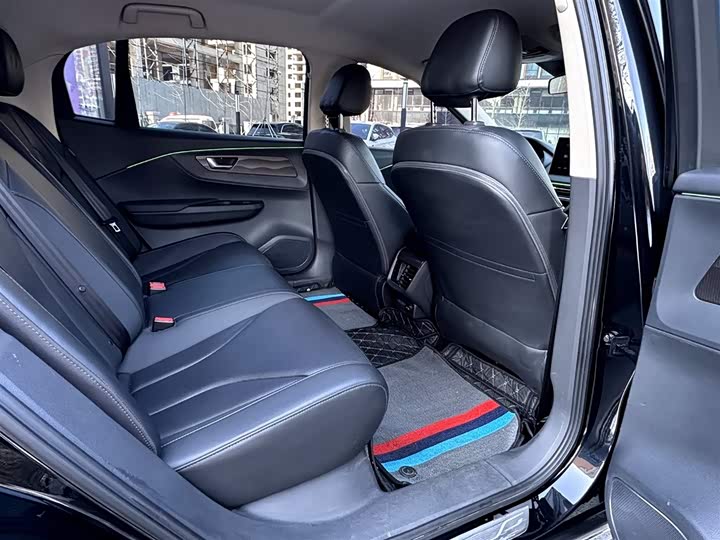 Фото 9 - Hongqi E-QM5