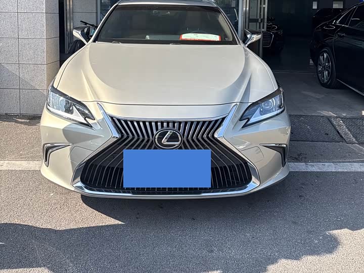 Фото 1 - Lexus ES