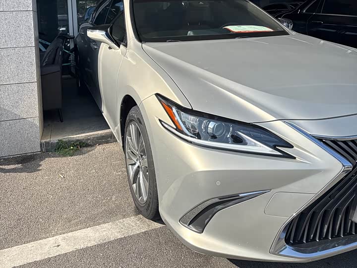 Фото 2 - Lexus ES