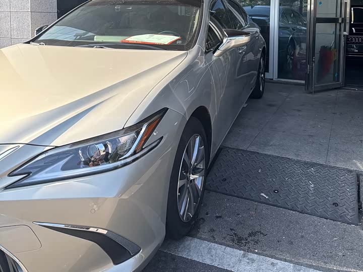 Фото 3 - Lexus ES