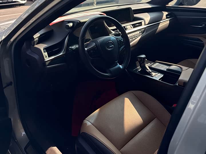 Фото 4 - Lexus ES