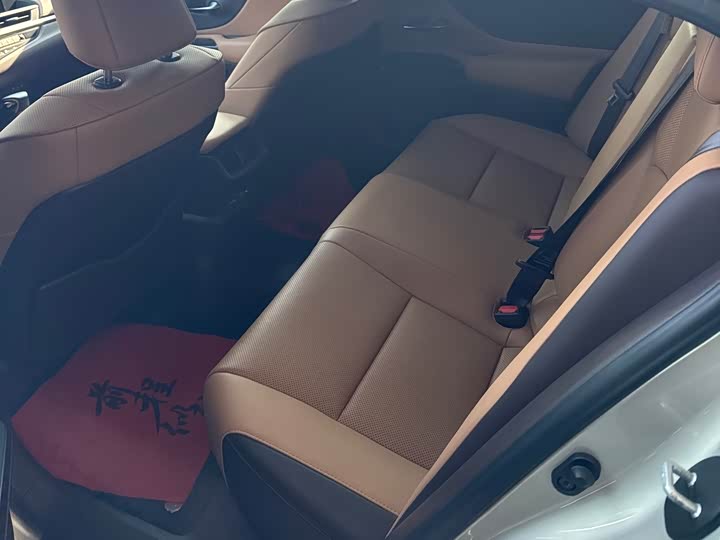 Фото 5 - Lexus ES