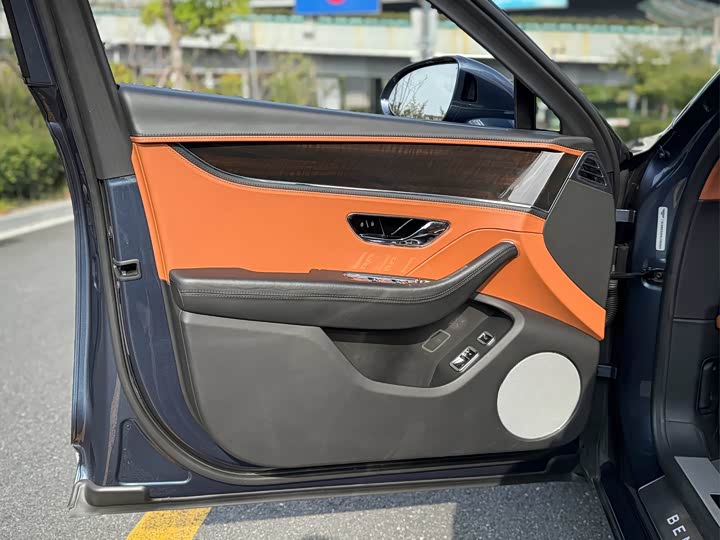 Фото 9 - Bentley Flying Spur