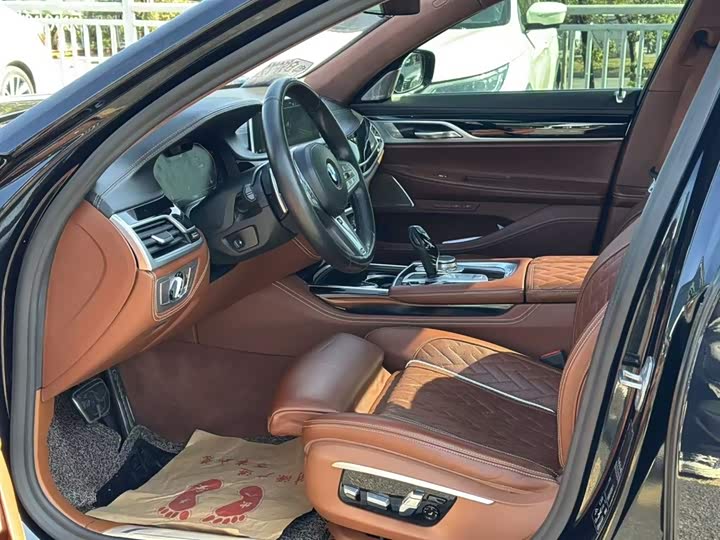 Фото 3 - BMW 7 Series