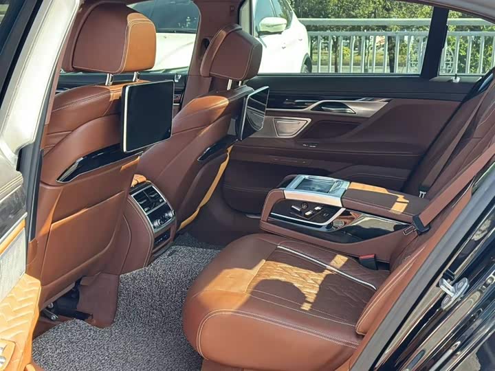 Фото 5 - BMW 7 Series