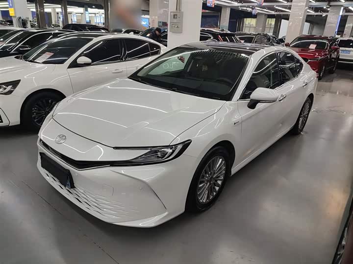 Фото 2 - Toyota Camry