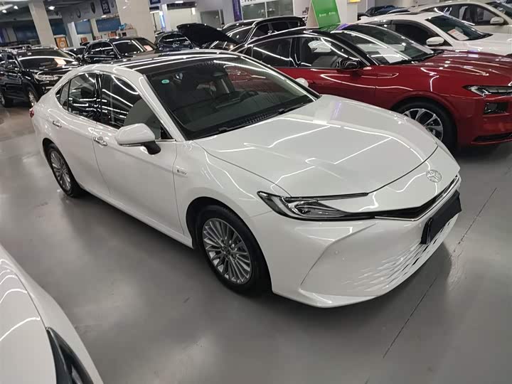 Фото 4 - Toyota Camry