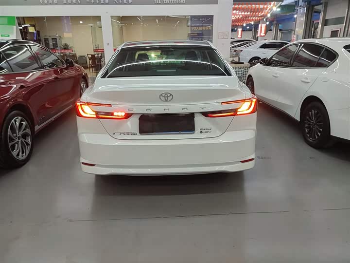 Фото 6 - Toyota Camry