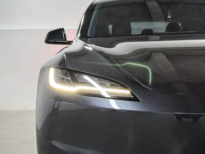 Фото 4 - Tesla Model 3